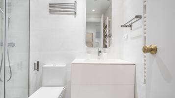 Een douche, een haardroger, handdoeken