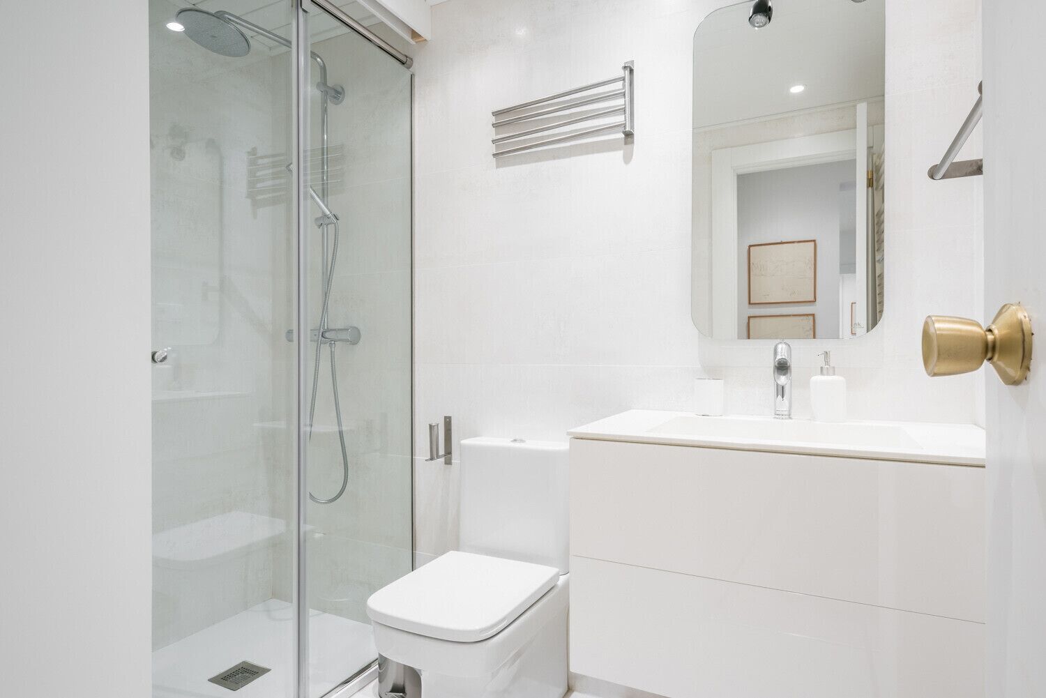 Douche, sèche-cheveux, serviettes fournies