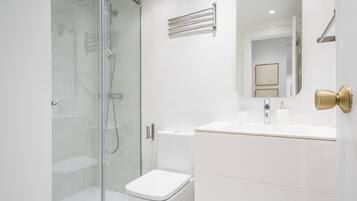 Een douche, een haardroger, handdoeken