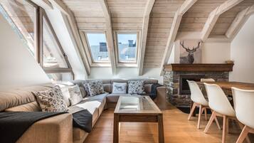 Televisión y chimenea