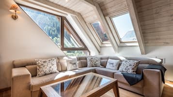 Een televisie en een open haard