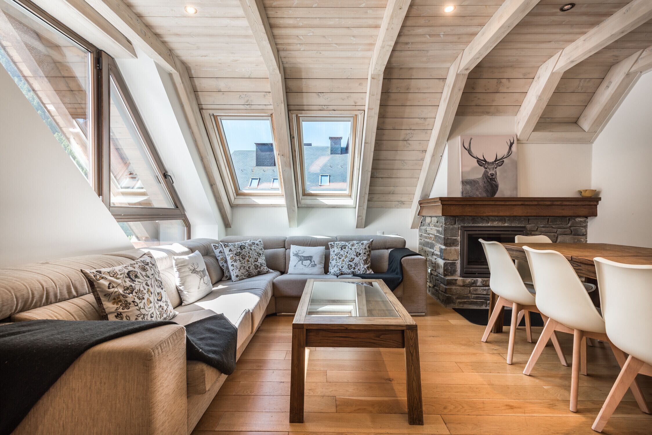 Een televisie en een open haard