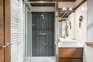 Badekar, hårføner og håndklær