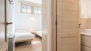 5 slaapkamers, een strijkplank/strijkijzer, gratis wifi, beddengoed