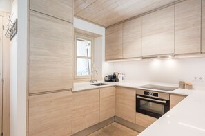 Kylskåp, mikrovågsugn, ugn och diskmaskin