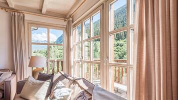 Een televisie en een open haard