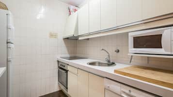Frigorífico, microondas, horno y lavavajillas