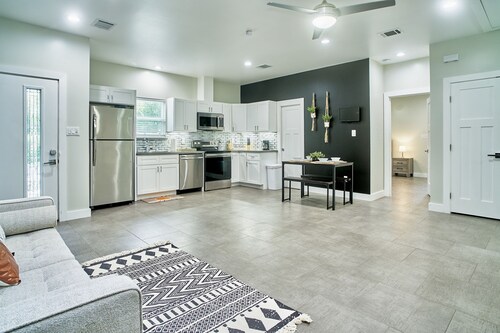Sleeps 16 Near Med Center