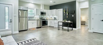 Sleeps 16 Near Med Center