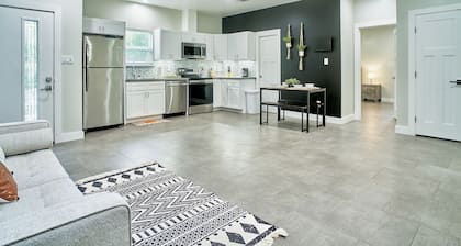Sleeps 16 Near Med Center