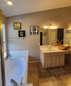 Secadora de cabello, toallas, papel de baño 