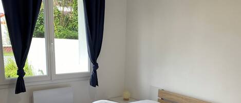 5 bedrooms, travel crib, free WiFi, bed sheets