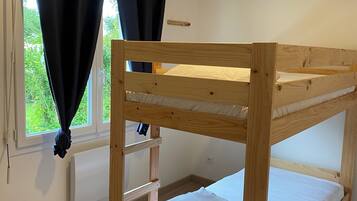 5 makuuhuonetta, vauvan matkasänky, ilmainen Wi-Fi, vuodevaatteet