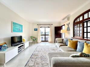 Living area - VILAMOURA BRIGHTNESS APARTMENT WITH POOL by HOMING (Vilamoura)