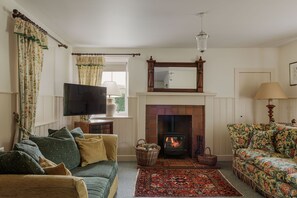 Smart-TV, Kamin, Bücher