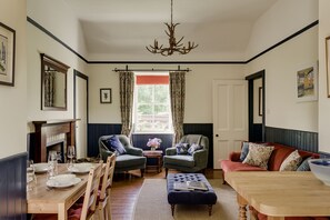 Smart-TV, peis og bøker