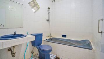 Superior Suite | Bathroom | Shower, rainfall showerhead, towels, toilet paper