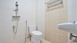 Een badkamer met toilet, douche en wastafel.