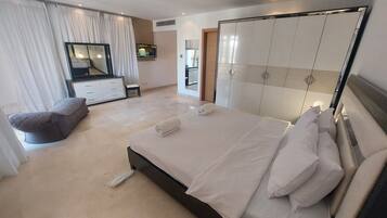 5 Schlafzimmer, Zimmersafe, Schreibtisch, Bügeleisen/Bügelbrett