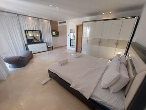 5 bedrooms, in-room safe, desk, iron/ironing board