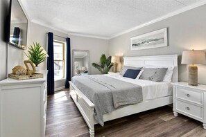 2 slaapkamers, een bureau, een strijkplank/strijkijzer, wifi