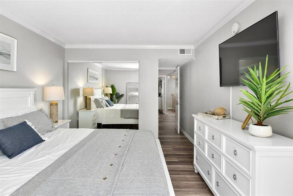 2 bedrooms, desk, iron/ironing board, WiFi