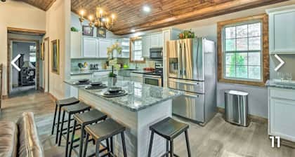 Autumn Lodge with Tree House Hot Tub and Hame Room