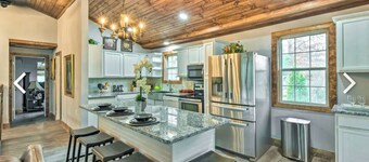 Autumn Lodge with Tree House Hot Tub and Hame Room