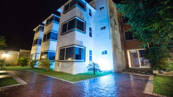 Voorkant accommodatie - avond/nacht