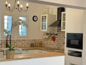 Réfrigérateur, four, plaque de cuisson, lave-vaisselle