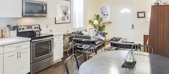 Stylish Condo w Sunny Backyard Patio 3br-2ba