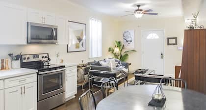 Stylish Condo w Sunny Backyard Patio 3br-2ba
