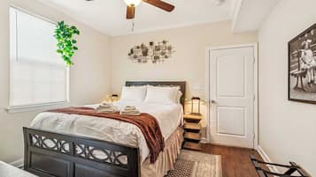 3 soverom, skrivebord, strykejern/-brett og reiseseng for barn