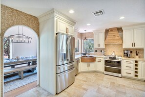 Fridge, microwave, oven, stovetop - Sedona’s Paradise Found—An Oasis of Luxury! (Sedona)