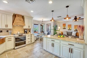 Fridge, microwave, oven, stovetop - Sedona’s Paradise Found—An Oasis of Luxury! (Sedona)
