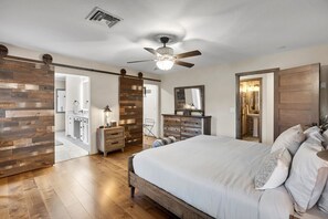 3 bedrooms, desk, iron/ironing board, travel crib - Sedona’s Paradise Found—An Oasis of Luxury! (Sedona)