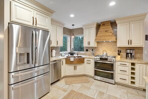 Refrigerador, microondas, horno y parrilla de estufa 