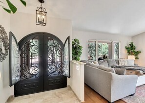 المنشأة من الداخل