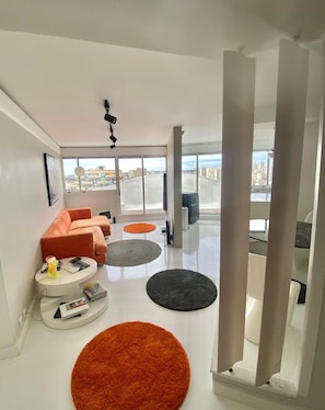A modern living room with a sofa, coffee table, and rugs. - 3 Pieces Arty au 14eme Étage Vue Panoramique ! (Créteil)