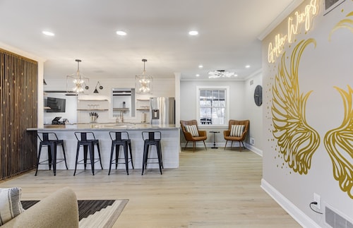 Hot Tub+Gas Fire Pit+Outdoor Oasis+Lights+Murals