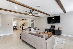 Smart TV, libros y oficina 