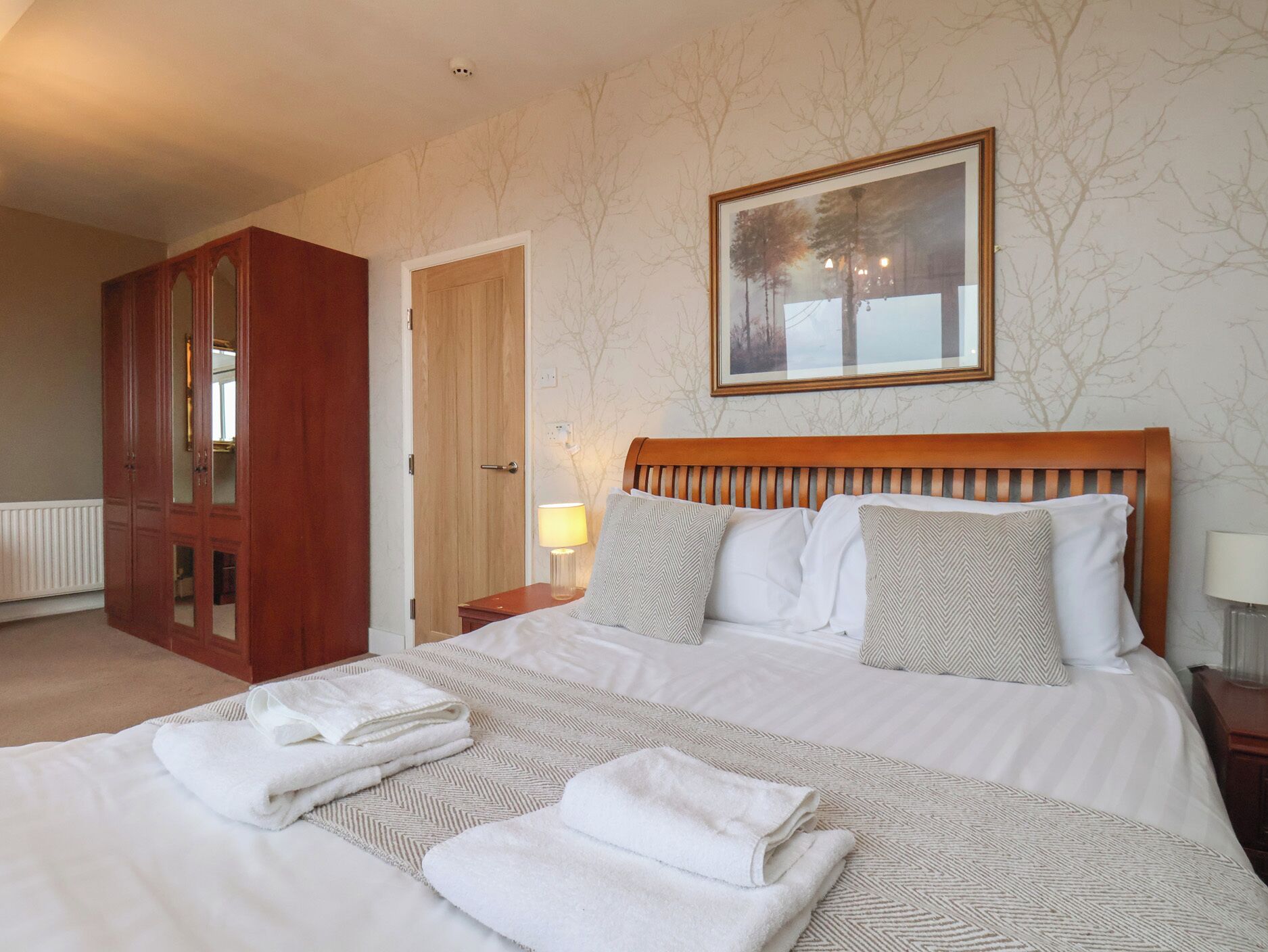 11 makuuhuonetta, yksilöllisesti sisustettu, yksilöllisesti kalustettu