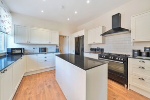 Fridge, electric kettle, toaster, cookware/dishes/utensils - Bridlington Bay House (Bridlington)