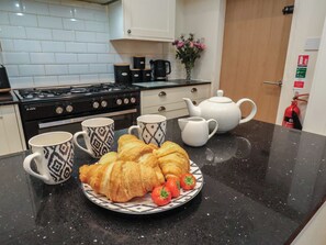 Fridge, electric kettle, toaster, cookware/dishes/utensils - Bridlington Bay House (Bridlington)