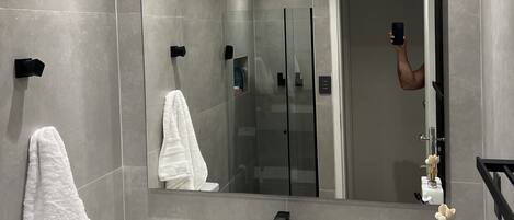 Dusche, HandtĂŒcher, Seife