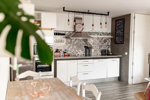 Jääkaappi, mikroaaltouuni, uuni, astianpesukone