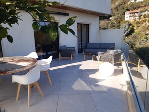 Outdoor dining - Apartment with sea and mountain view (Mandelieu-la-Napoule)