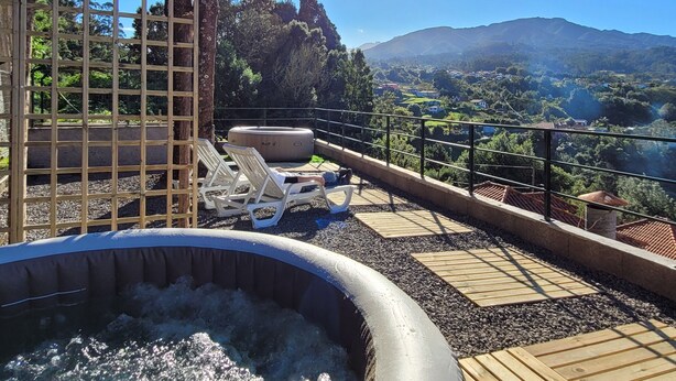 A hot tub area with a view of a mountainous landscape. - SLEEP AND GO - SANTANA IN NATURE B&B (Santana)
