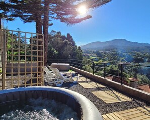A hot tub area with a view of a mountainous landscape. - SLEEP AND GO - SANTANA IN NATURE B&B (Santana)