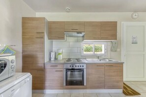 Frigorífico, microondas, placa de cocina y lavavajillas